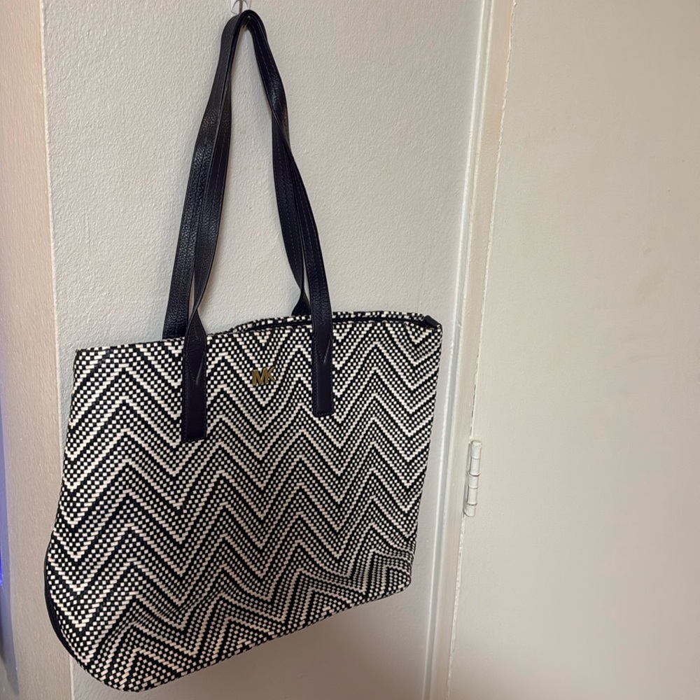 AUTHENTIC: Michael Kors Black & White Full Size Purse